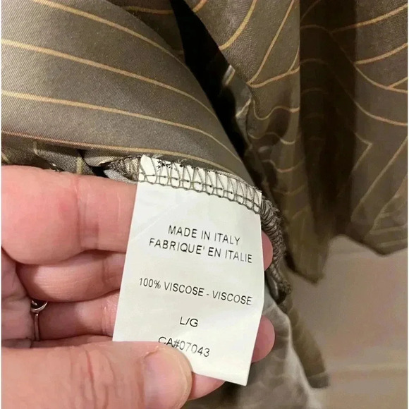 📍🤎VIA BOVIO – Taupe Geometric Button-Up Blouse (L) - Picture 5 of 10